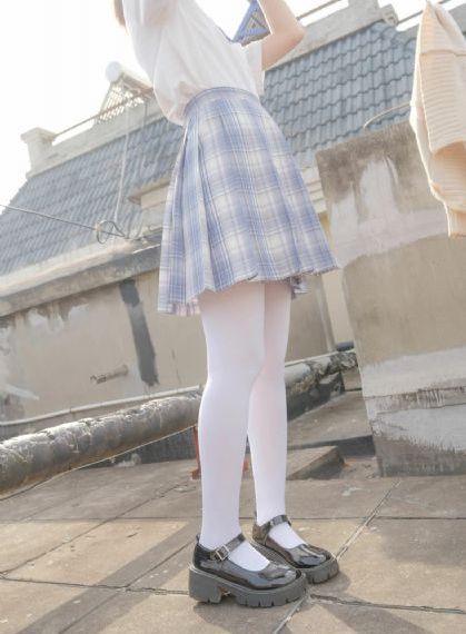 李莉的裸露图片_4K超清在线观看